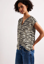 Load image into Gallery viewer, Street one shirt 325084