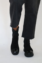 Load image into Gallery viewer, Wonders Black Wedge Boots A-5207
