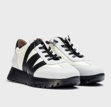 Load image into Gallery viewer, Wonders Black and White Sneakers A-2476
