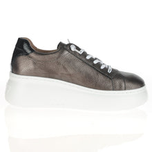 Load image into Gallery viewer, Wonder Ladies Platform Trainers A-2660 Black/Metallic Bronze
