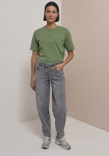 Load and play video in Gallery viewer, Cecil Barrel Leg Jeans 381506
