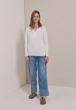 Load and play video in Gallery viewer, Cecil White Long Sleeve Tunic 323893

